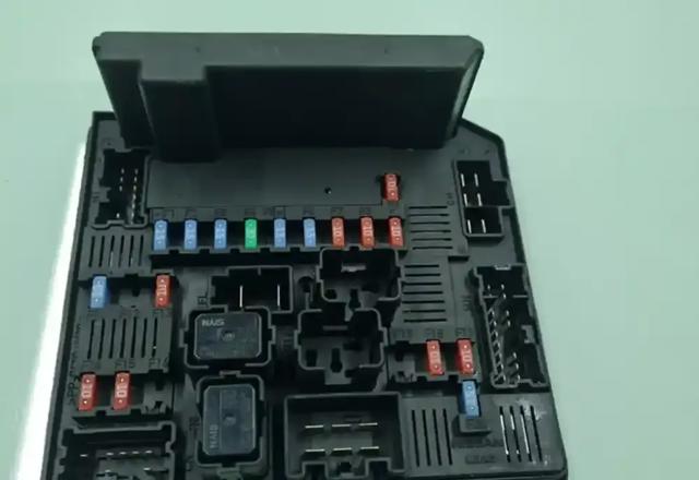 284B7BB02C Блок предохранителей купить Львов