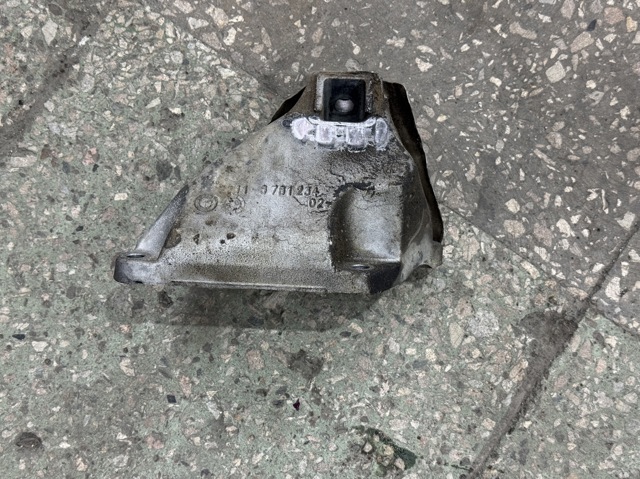 Кронштейн подушки (опоры) двигателя, правой 22116781236 BMW