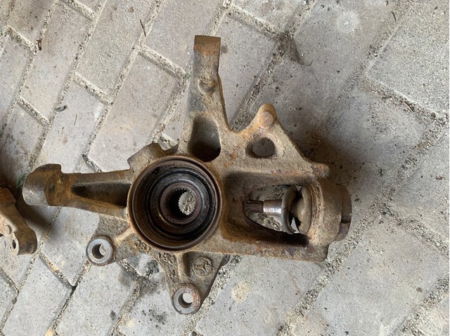 Цапфа (поворотный кулак) передний правый A1633300520 MERCEDES