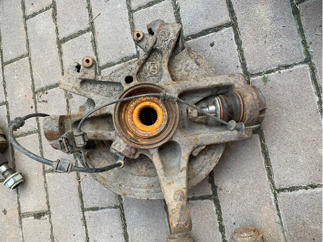 Цапфа поворотная левая A1633500508 MERCEDES
