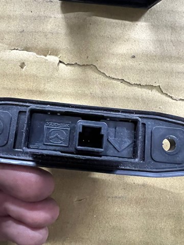 MAZDA KD53624B0A Кнопка привода замка крышки багажника (двери 3/5-й (ляды) в наличии Винница