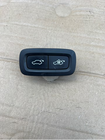 Кнопка салона привода замка 3/5 двери (ляды)/крышки багажника 31674801 VOLVO