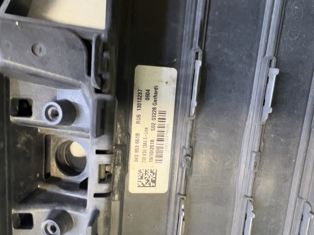 4K0853651BRU6 VAG Решетка радиатора купить в Ровно