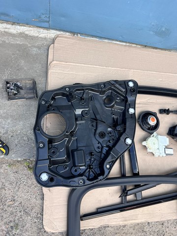 Стеклоподъемник задней правой двери 51358498856 BMW