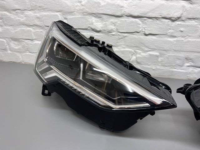 VAG 83A941774B Фара правая в наличии Львов