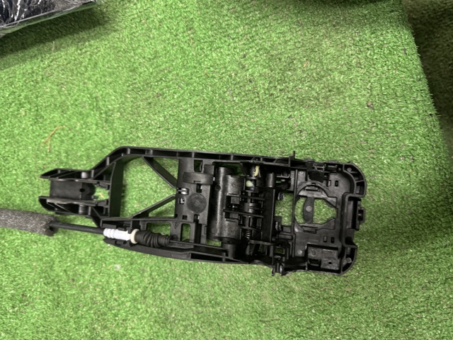 Держатель наружной ручки двери, передней левой 9Y0839886A PORSCHE