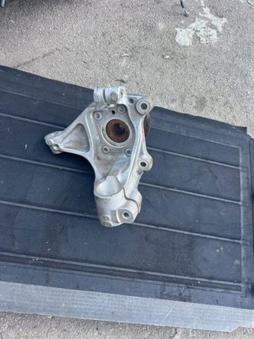 Кулак поворотный передний правый 31681838 VOLVO