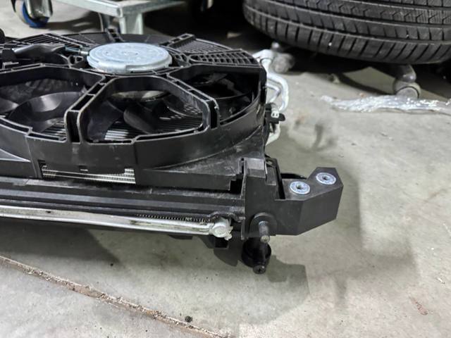 NISSAN 214963NL0A Диффузор радиатора в наличии Ирпень