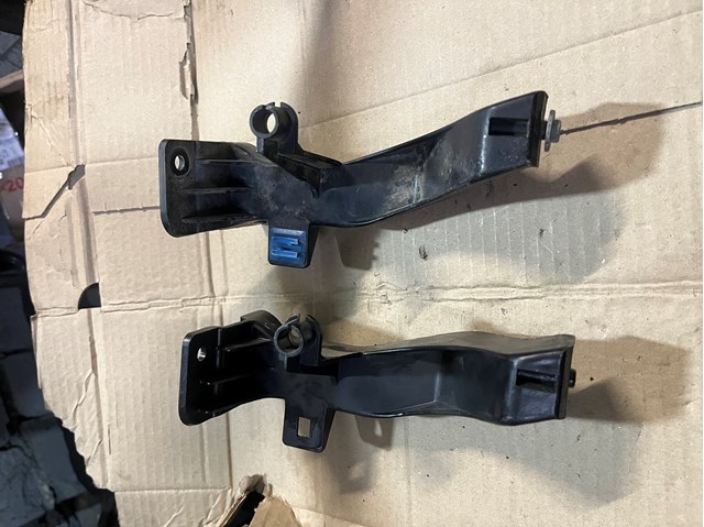A1688800414 MERCEDES Кронштейн бампера переднего правый купить в Черновцы