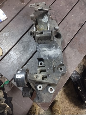 Кронштейн крепления генератора 8200527320 RENAULT