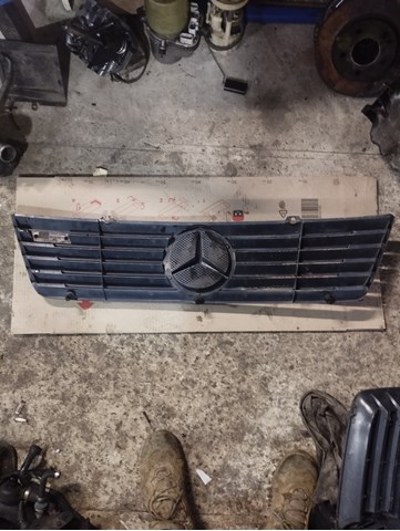 Облицовка радиатора 9018880123 MERCEDES