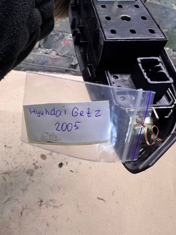 HYUNDAI 935701C110 Кнопочный блок управления стеклоподъемником передний левый в наличии Ужгород