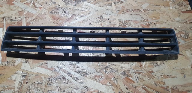 Центральная решетка переднего бампера Volkswagen Golf 4