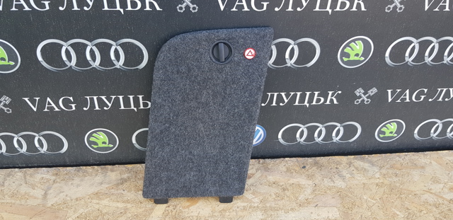 Пистон (клип) крепления обшивки крышки багажника 1J0867468 VAG