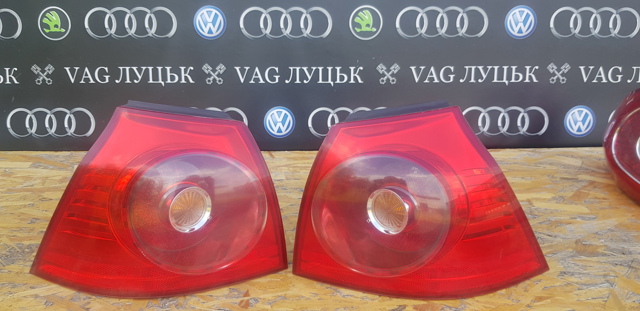 Задний правый внешний фонарь 1K6945096E VAG