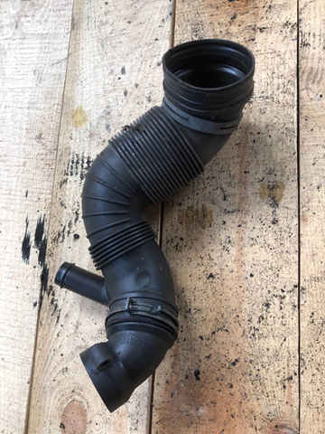 Воздушный патрубок расходомера Шкода Суперб 2