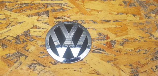 Фирменный значок Volkswagen Passat B6