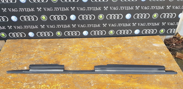 Накладка наружняя (молдинг) порога, правый 4B0853492A VAG