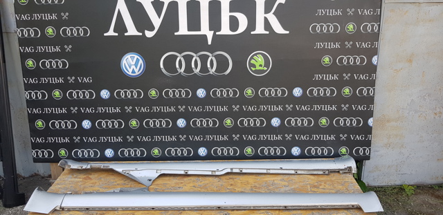 VAG 4B0853859 Накладка (молдинг) порога наружная левая в наличии Чернигов