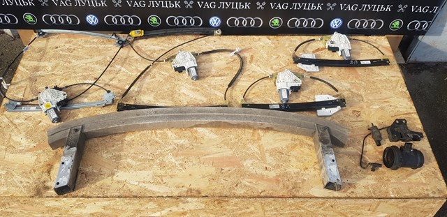 Подъемник механический ветрового стекла 4F0837461C VAG