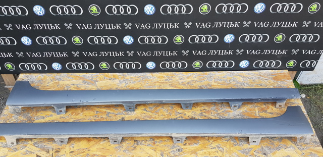 Накладка наружняя (молдинг) порога, правый 4F9853860 VAG