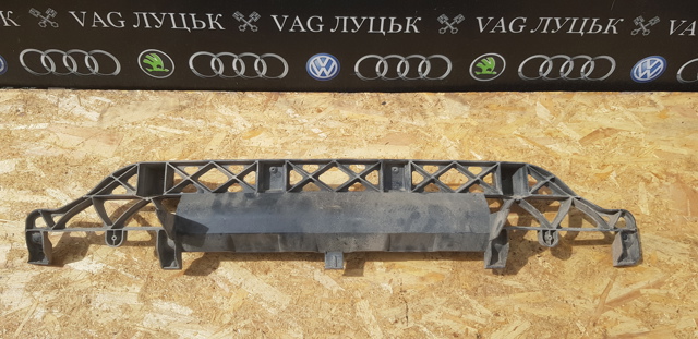 Кронштейн бампера заднего, центральный 4L0807329 VAG