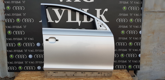 Пассажирская передняя дверь 4L0831312 VAG