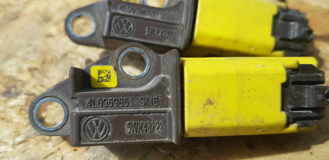 VAG 4L0959651 Датчик удара в наличии Львов