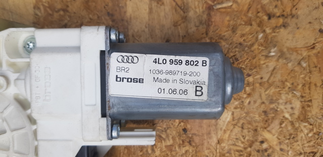 Мотор стеклоподъемника двери задней, правой 4L0959802B VAG