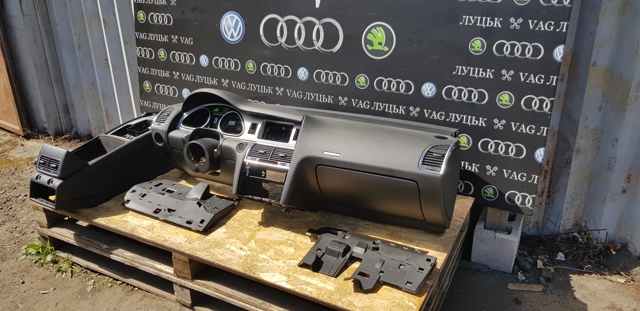 Панель салона передняя "торпедо" 4L1857041N24A VAG