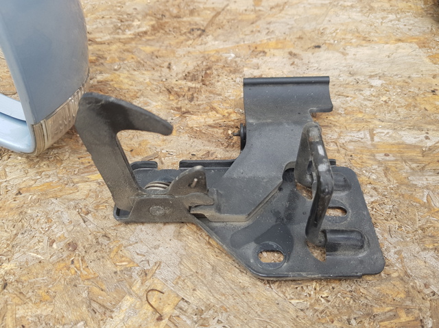 Стояк-крюк замка капота 6Q0823480B VAG