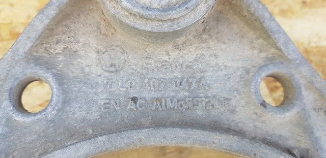 7L0407047A VAG Рычаг передней подвески верхний левый/правый купить в Кривой Рог