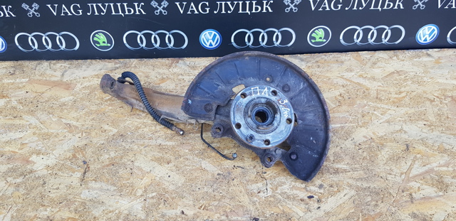 Цапфа (поворотный кулак) передний левый 7L0407257A VAG