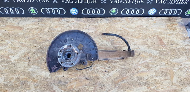 Цапфа (поворотный кулак) передний правый 7L0407258A VAG