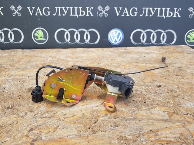 Замок стекла задней 3/5-й двери (ляды) 7L0827506D VAG