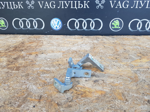 Петля передней двери правая 7L0831402A VAG