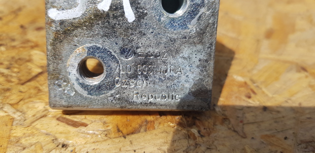 7L0833401A Петля двери задней левой купить Ужгород