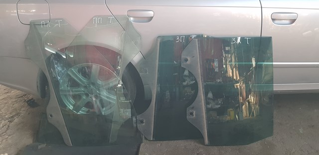 Стекло задней правой двери 7L0845206C VAG