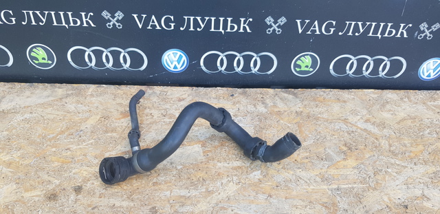 Патрубок системы охлаждения 7L6122101B VAG