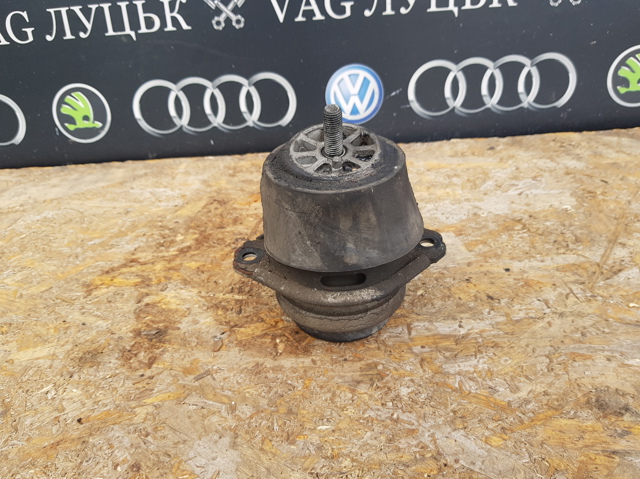 Опора двигателя, левая/правая 7L6199131C VAG