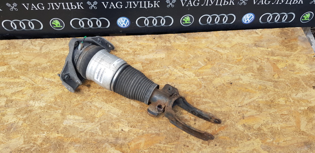 Амортизатор передней подвески правый 7L6412022AG VAG