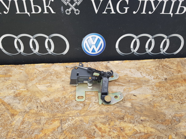 Мотор открытия замка багажника 7L6827425 VAG