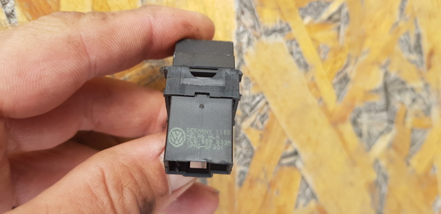 7L6959833B VAG Ручка открывания замка (лючка) бензобака купить в Сумы