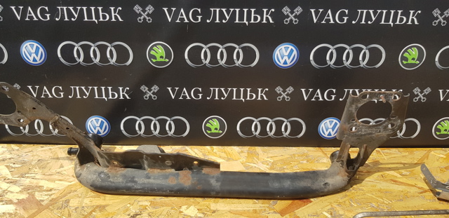 Балка крепления двигателя 8E0199521DB VAG