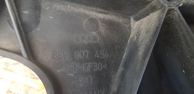 8E9807454A VAG Направляющая заднего бампера правая купить в Львов