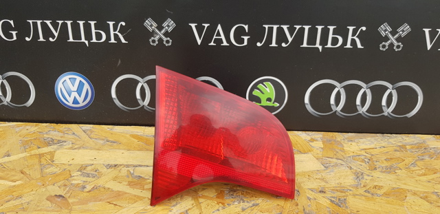 Задняя левая внутренняя фара 8E9945093 VAG