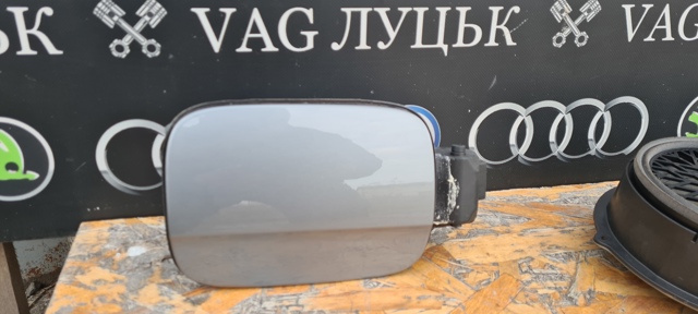 Лючок б/бака 8K0809907 VAG