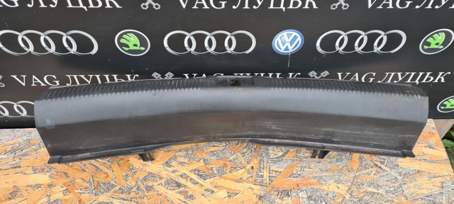 Облицовка задней панели багажника 8K5863471 VAG