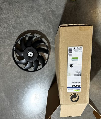 VALEO 696082 Электровентилятор охлаждения в сборе (мотор+крыльчатка) правый в наличии Днепр