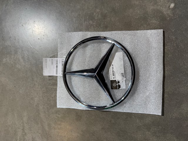 Фирменный значек решетки радиатора A000817211664 MERCEDES